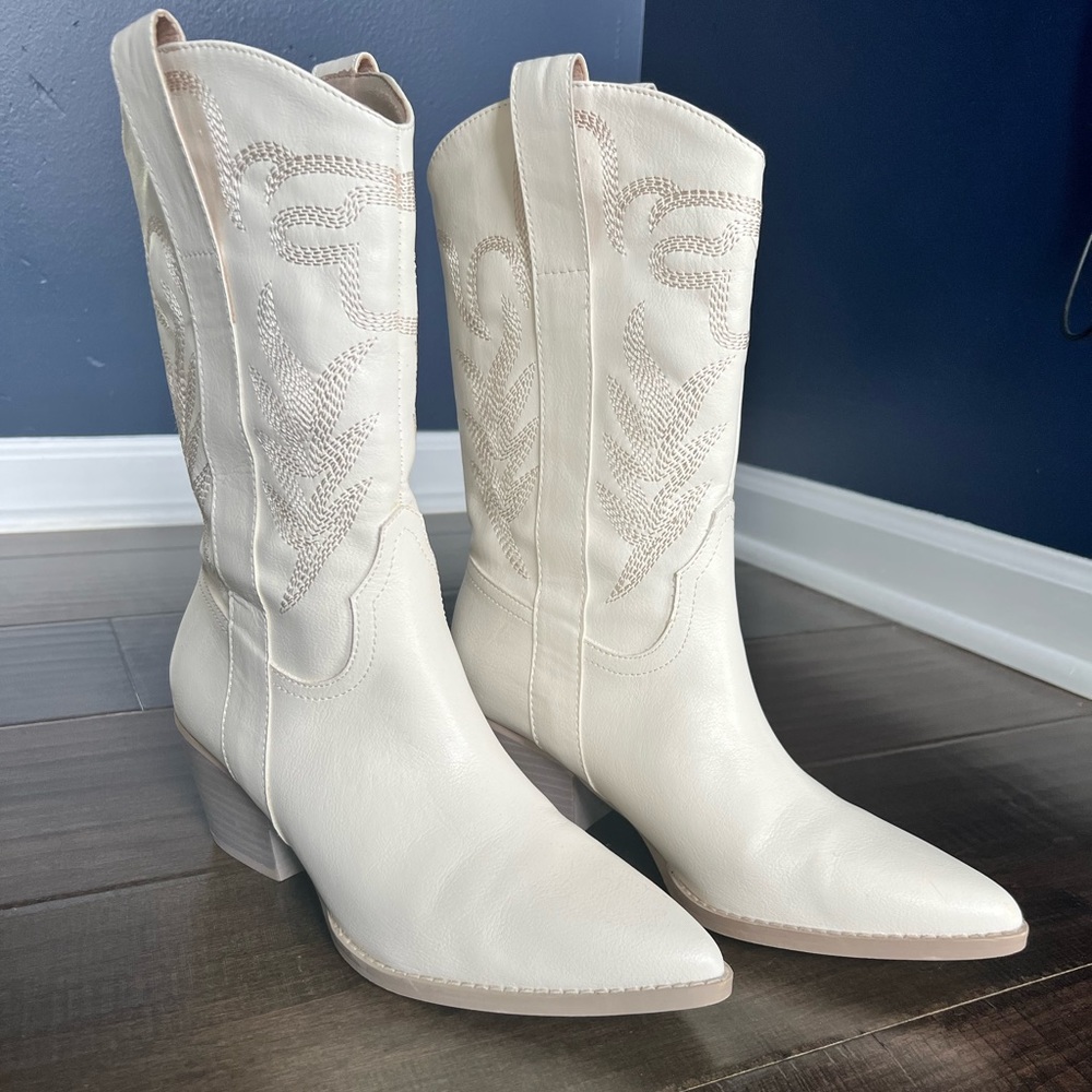 Womens white western style boots. Size 8. Perfect condition. Paid $89 plus tax.